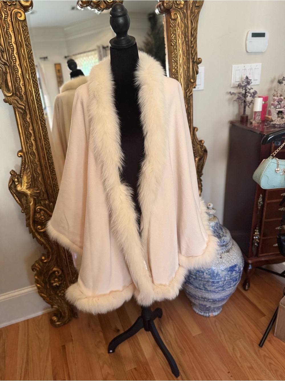 Source Unknown Cream Faux Fur Trim Cape